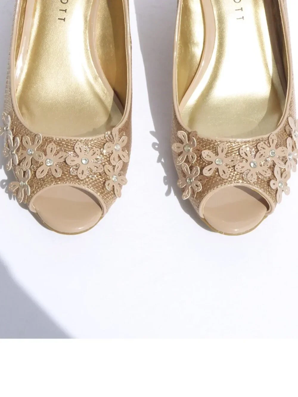 Karen Scott warm beige floral glitter rhinestone flower peep toe wedges size 7.5